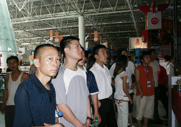 观众在五大联赛动漫展区观看三维动画捕捉仪